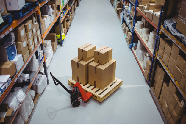 What is difference between store and warehouse?